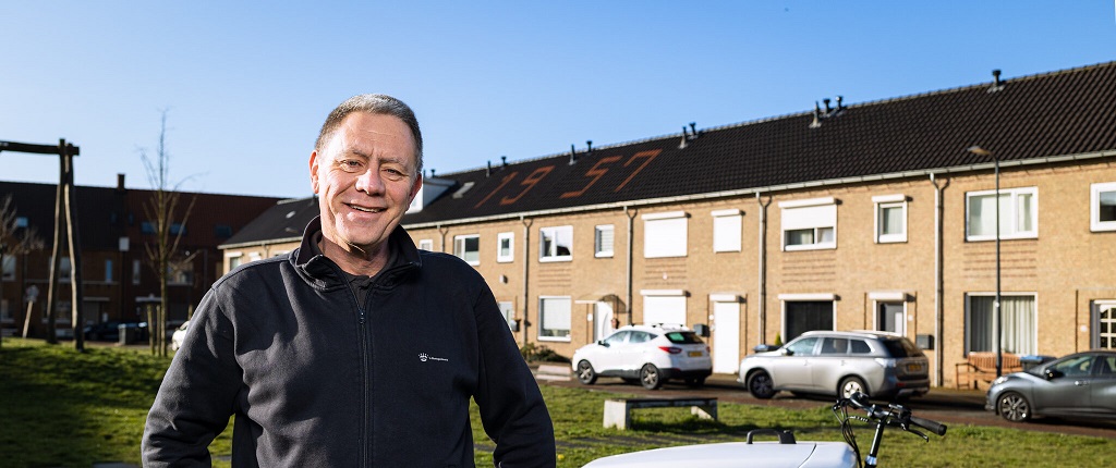 Foto van Marc die voor de fiets van Het Bossche Bespaarteam staat